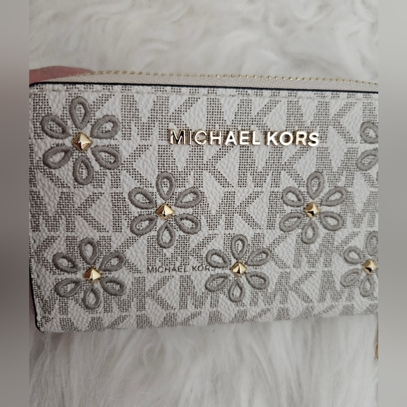 Michael Kors Small Studded Wallet EUC - Picture 9 of 9